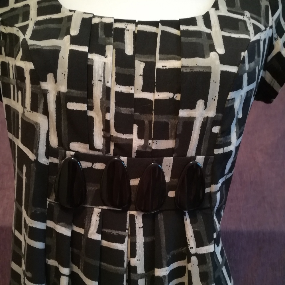 Geometric design pattern dress - Picture 4 of 5